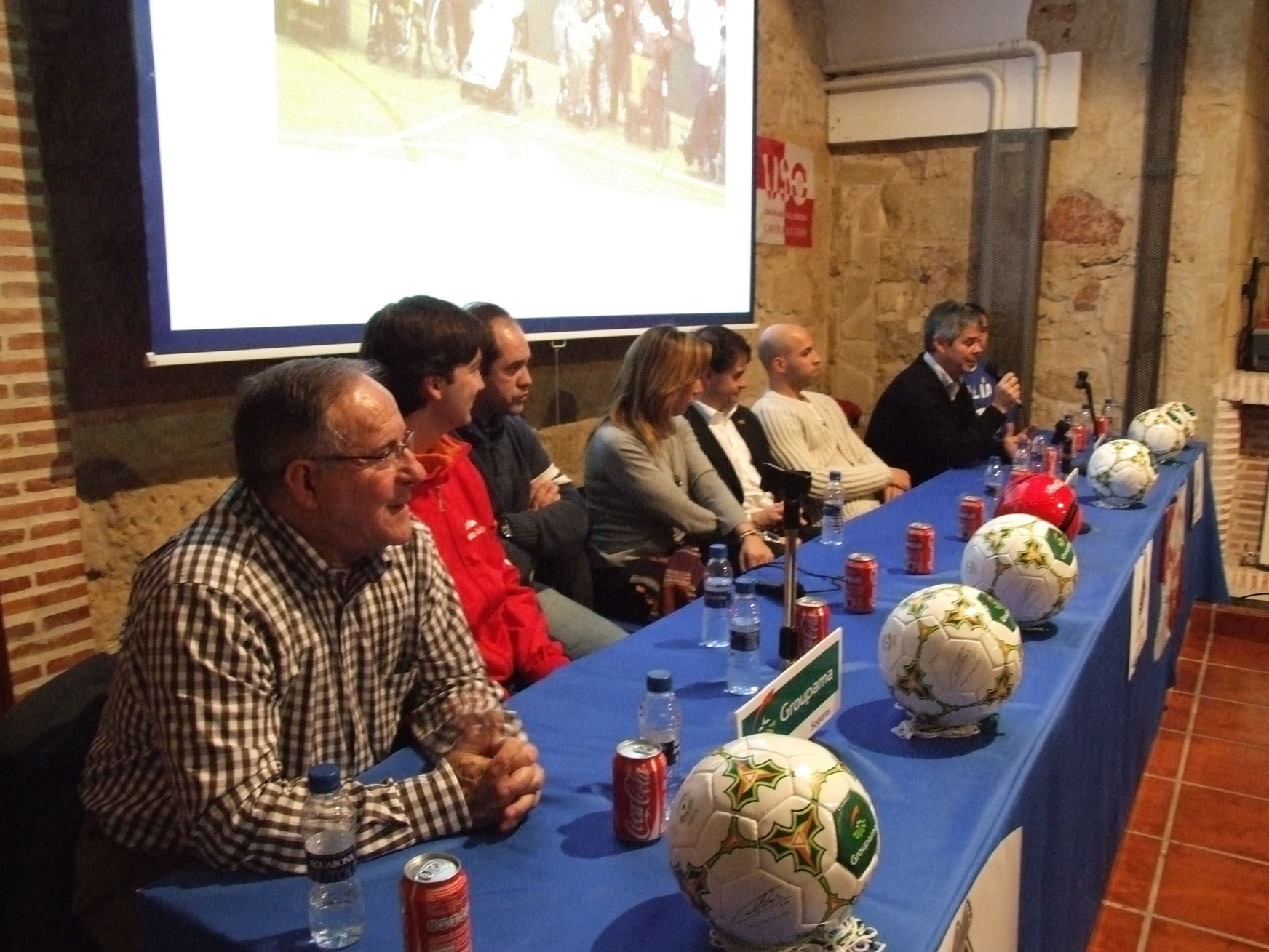 Deportistas profesionales hablando sobre deporte y educacion